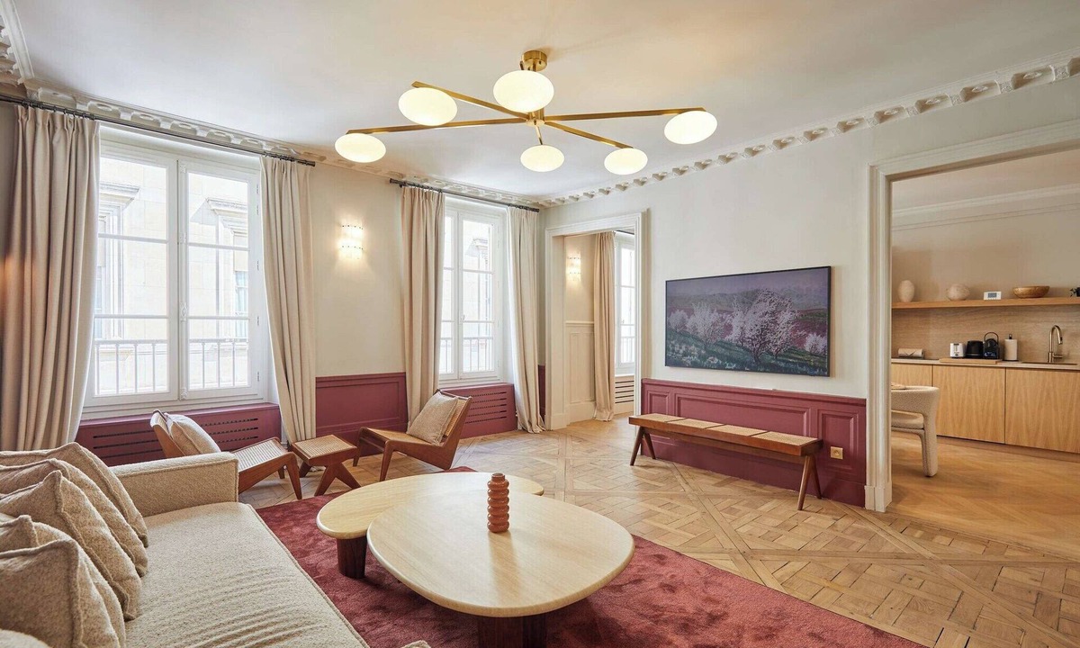 Quartier de la Place-Vendome Apartment | Luxurious AC Apartment Louvre Museum Saint Honoré