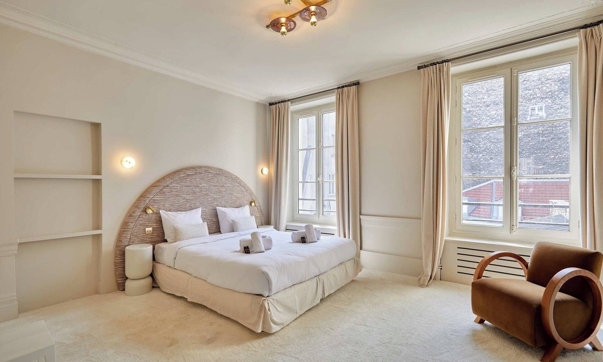 Quartier de la Place-Vendome Apartment | Luxurious AC Apartment Louvre Museum Saint Honore