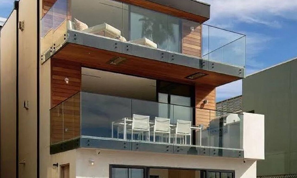 Venice House | Luxurious Beachfront 4-Bedroom Property Steps Away From the Sand