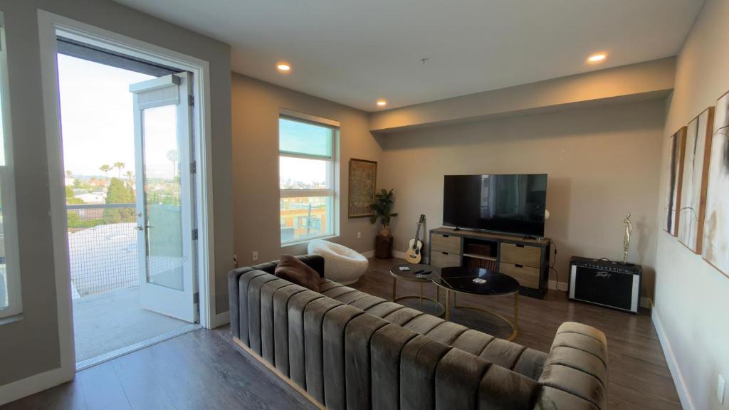 Hollywood Apartment | Luxury 2 bdrm Hollywood sign view