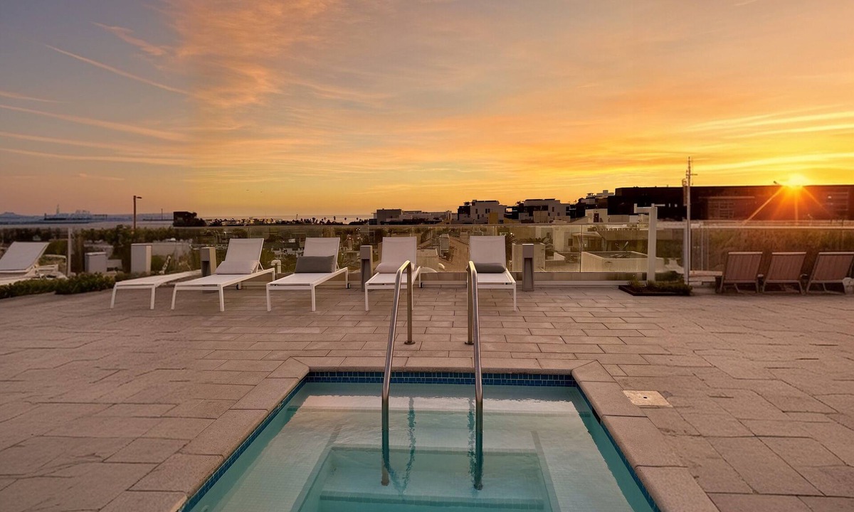Downtown Apartment | Luxury 2BD 2BA with Roof Top Pool, Hot Tub & Gym