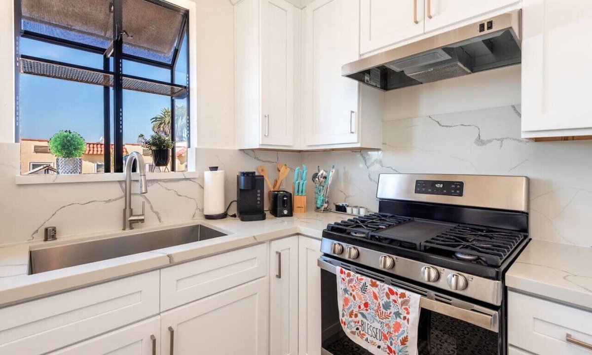 Carthay Circle House | Luxury 4-bedroom Home with Hot Tub