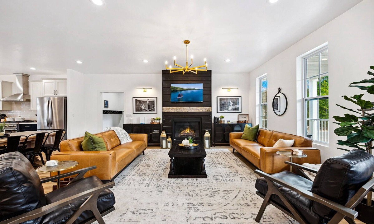 Sister Bay House | Luxury 4-bedroom retreat (sleeps 12) featuring a private 6–8 person barrel sauna. Walk to The Northern Haus wedding venue & downtown Sister Bay’s shops, restaurants, and waterfront. Perfect for wedding weekends, gatherings, and Door County getaways.