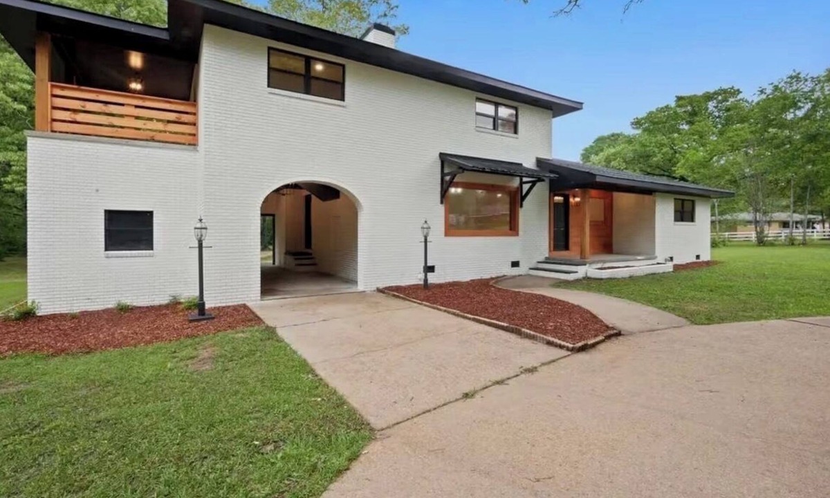 McComb House | Luxury 4BR/3bath retreat on 2 private acres just minutes from town & interstate.