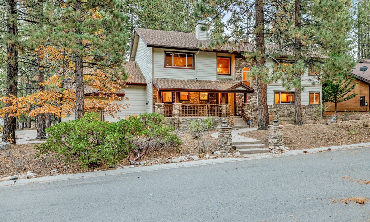 Summit Estates Ski Chalet | Luxury Big Bear Cabin | Walk to Snow Summit & Hiking Trails | Book Now