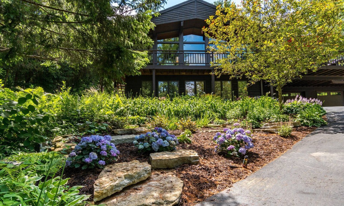 La Crosse House | Luxury Bluff Retreat 10 Minutes to Downtown