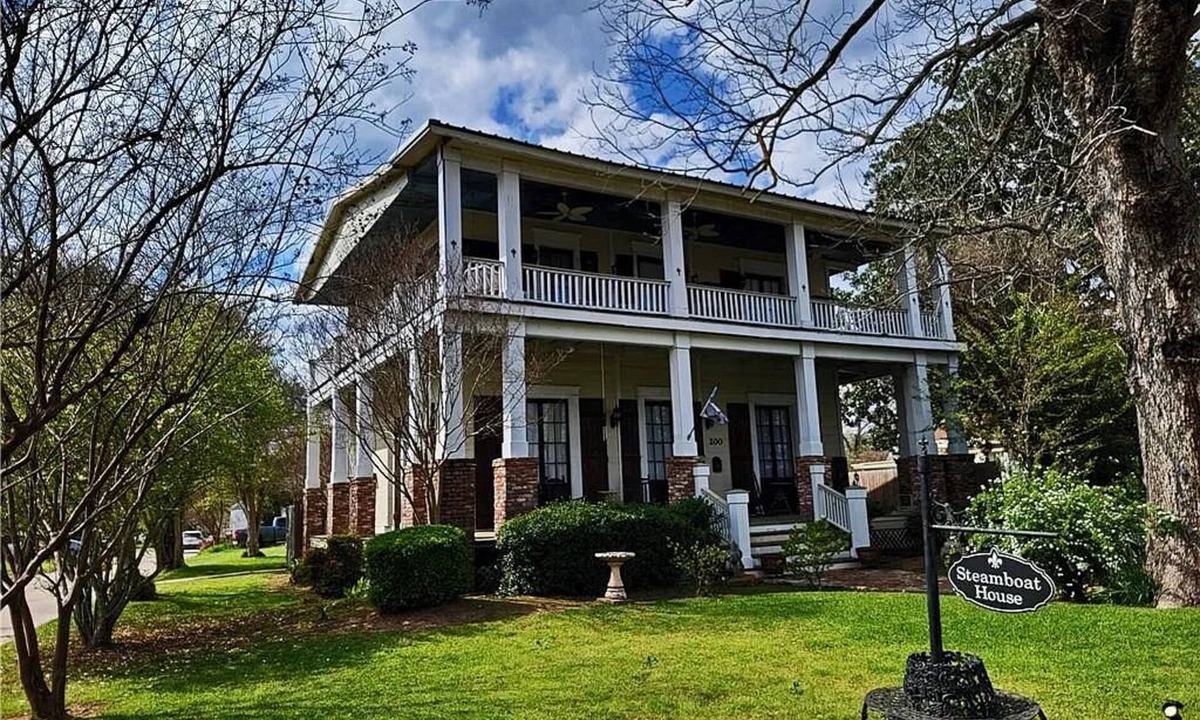 Natchitoches House | Luxury Historic 4BR Home in Downtown Natchitoches: Verandas + 2-Story Kitchen