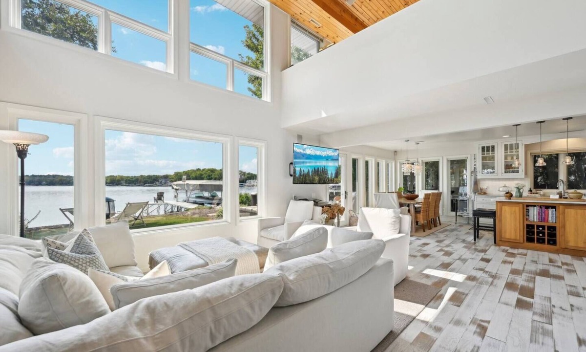 Middleton House | Luxury Lakeside Oasis