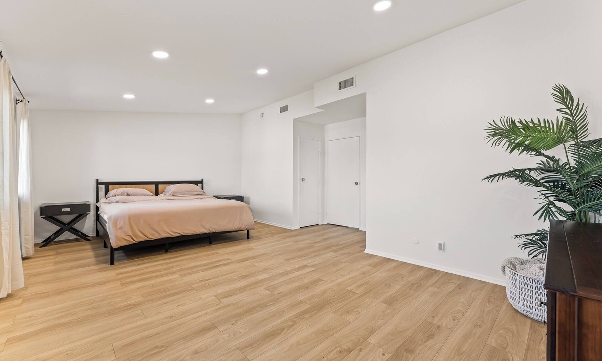 Los Angeles Condo | Luxury Living, spacious condo, gated w/pool, near Sofi, Intuit, +more