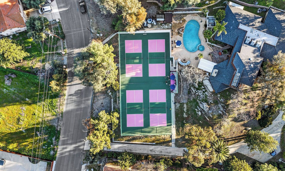 Hemet Villa | Luxury Pickleball Estate – 4 Courts & Pool