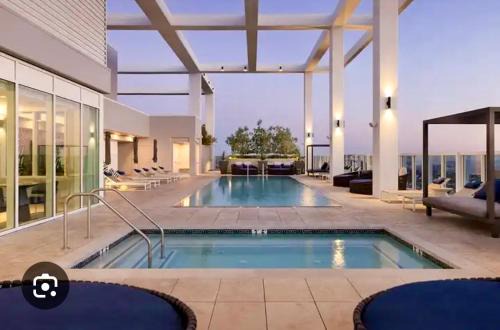 Wilshire Center Apartment | Luxury Residence in Center of Los Angeles 1B1B with Huge Balcony -Pool and BBQ on Roof