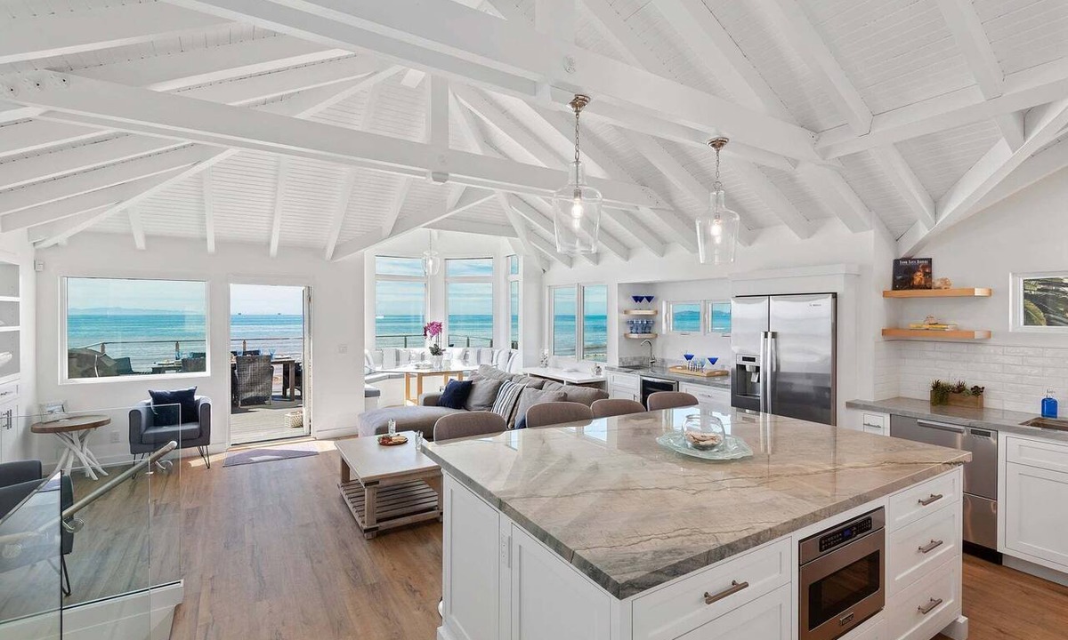 Carpinteria House | Luxury Sandcastle Beachfront! Sleeps 8 - Walk Everywhere!