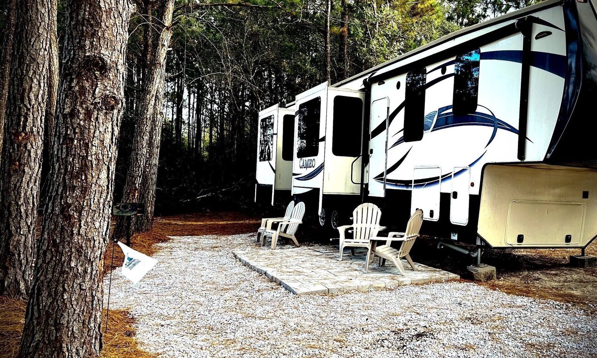 Pearlington House | Luzury 5th Wheel on the Ms Gulf Coast with access to all Campground amenities.
