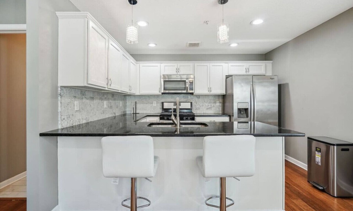 Lowry Hill East House | Lyndale Flat 4BR 5BA Apartment with Rooftop
