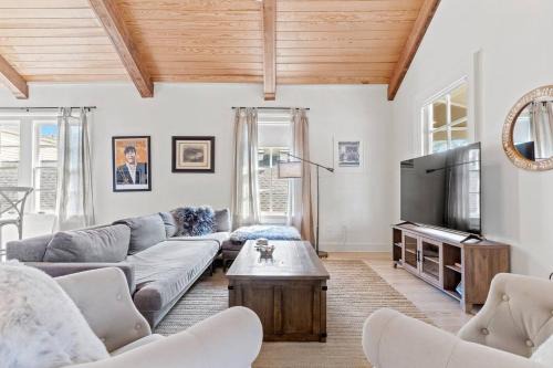 Uptown Historic District House | Magazine Street getaway w balconies