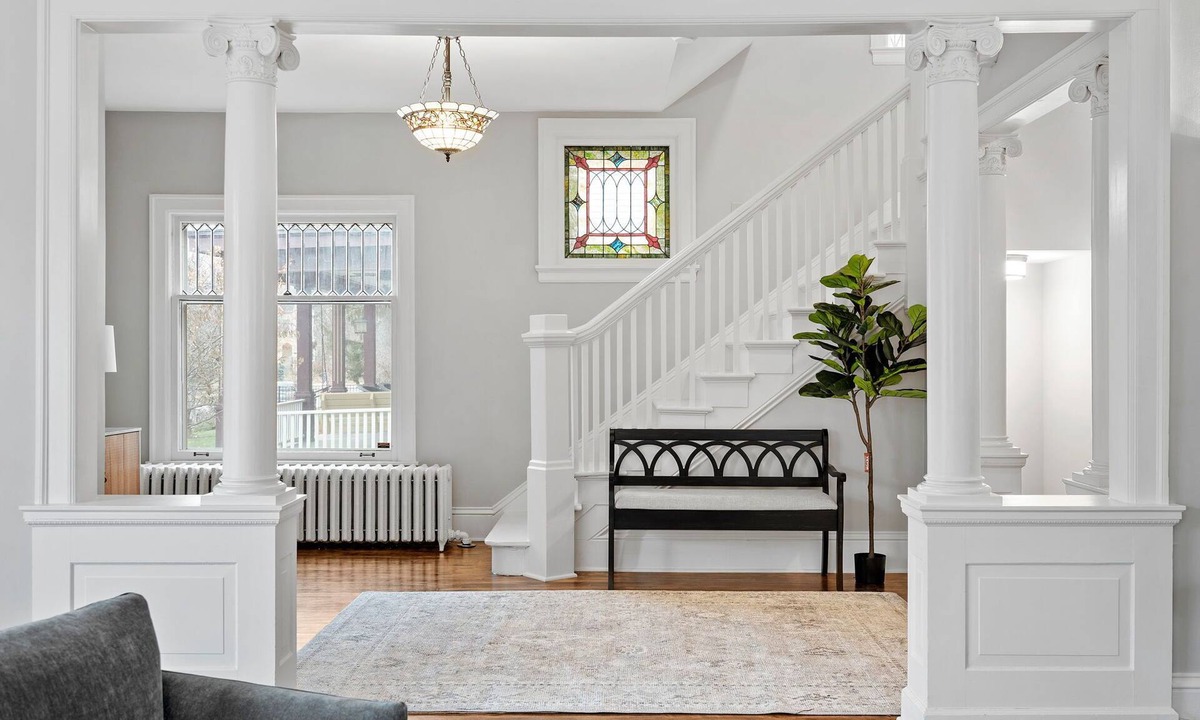 Kenwood House | MINNeSTAY* Sapphire Estate | Luxury | Cedar Lake