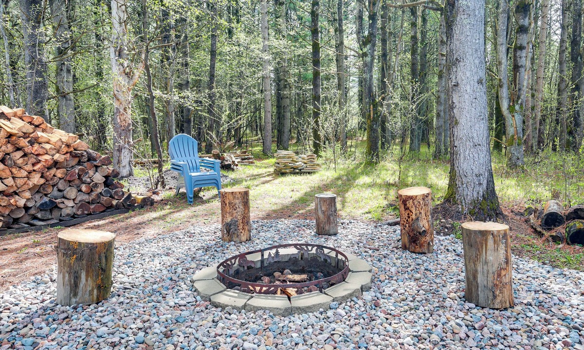 Arbor Vitae Cottage | Mins to Woodruff Lakes: Pet-Friendly Cabin!