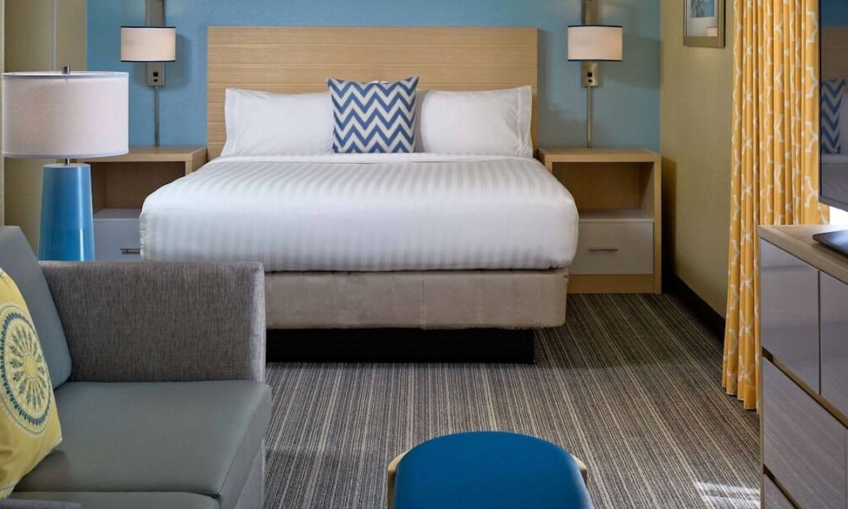 Eagan House | Minutes from Twin Cities Premium Outlets! Pet-friendly, Kitchen, FREE Parking!