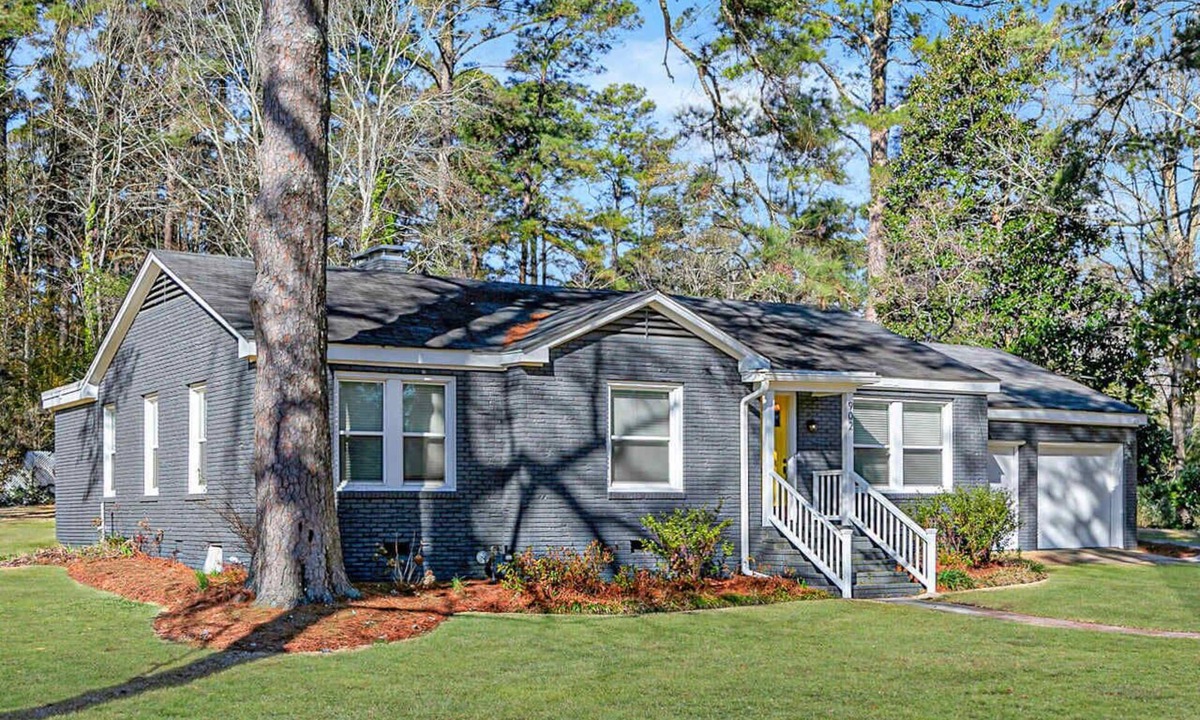 Ruston House | Minutes to Campus & Ruston Sports Complex; 2 Living Rooms; KING Beds; Updated