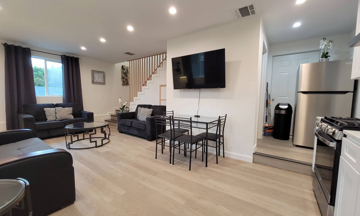 Beverly Hills House | Modern 2 bedroom home in Beverlywood w/easy parking. 5 minutes to Cedars/Kaiser