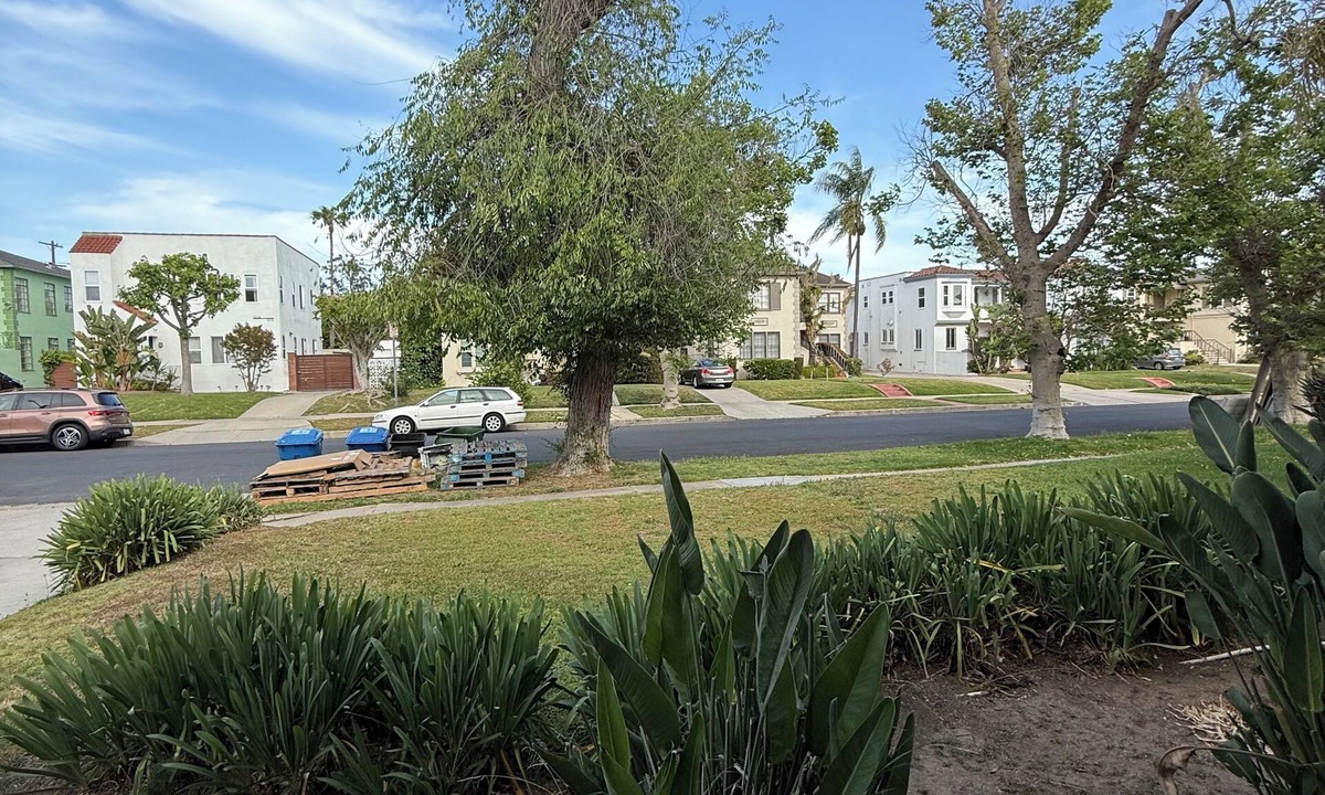 Hollywood Hotel | Modern 2Br + Sofa Bed + 2Bth in Miracle Mile