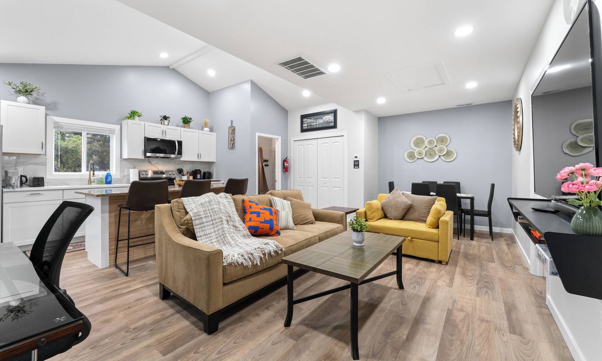 Centreville House | Modern Carriage Home I 2-Bedroom: Near Dulles Airport sleeps 6