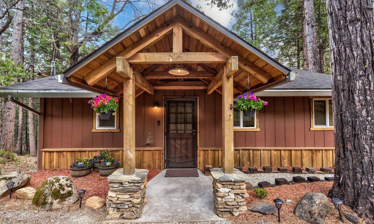 Fish Camp Cottage | Modern Comfort at Ninis Cottage Fish Camp Steps from Yosemite