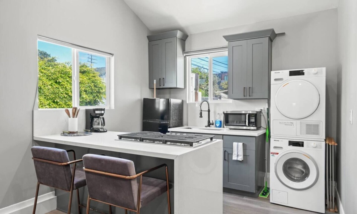 Clarkdale House | Modern & Cozy Guest House Studio PET Friendly Parking