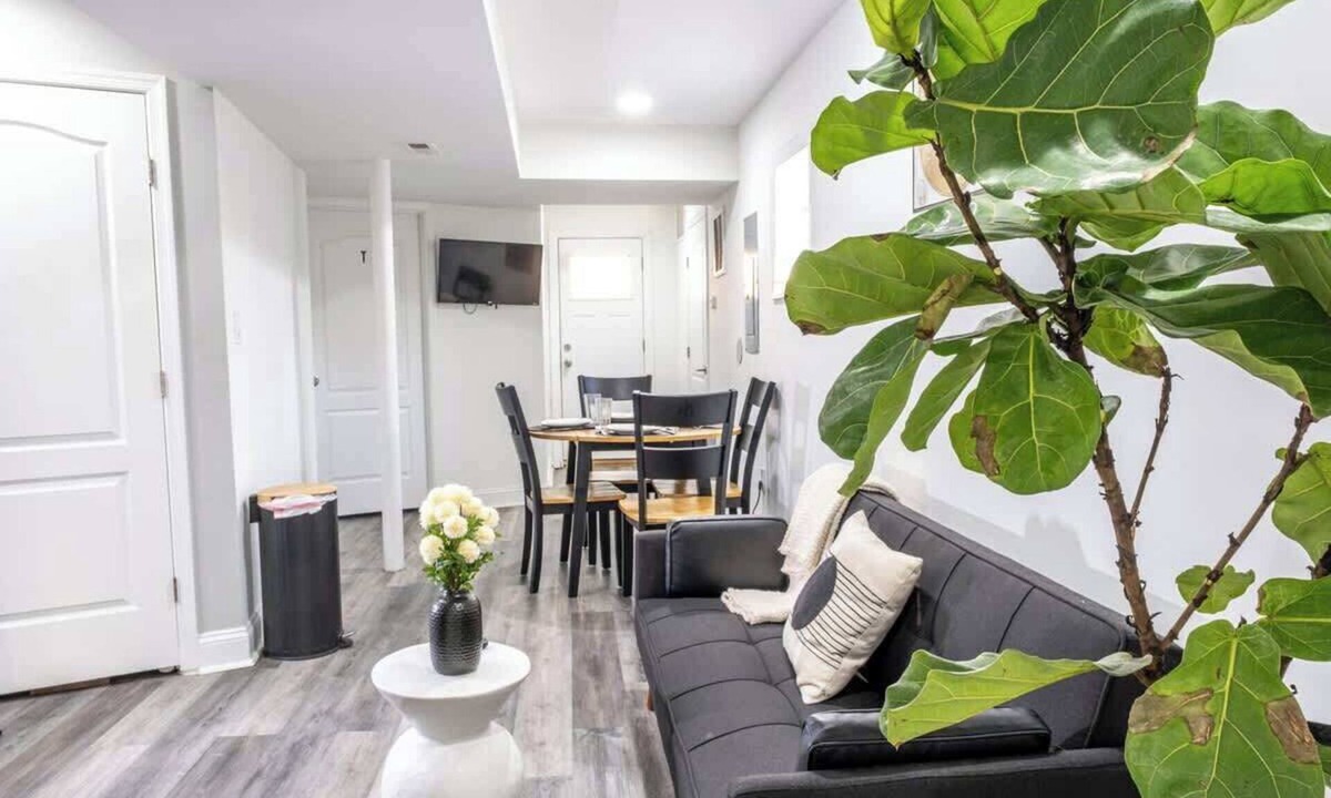 Eckington Condo | Modern DC Condo w/Free Parking Permit & City Access