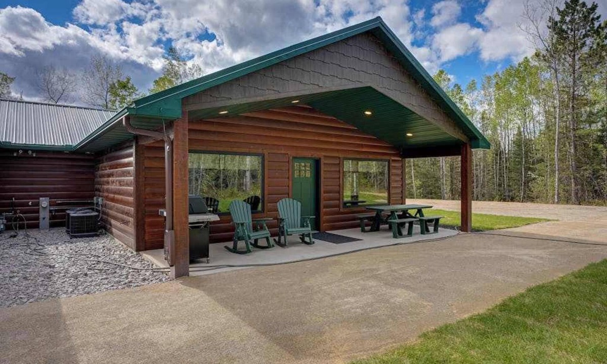 Conover House | Modern dog-friendly cabin with hot tub, gas fireplace, patio, grill, & W/D
