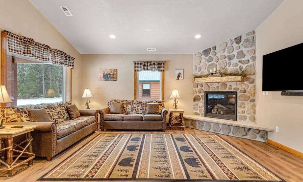 Conover House | Modern dog-friendly cabin with hot tub, gas fireplace, patio, grill, & AC