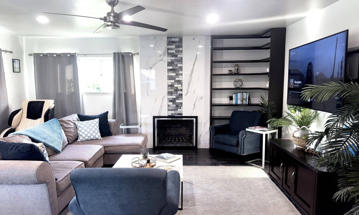 Ventura House | Modern Glam Beach House, Ventura - Stunning Kitchen & Bathroom, AC & Cal King
