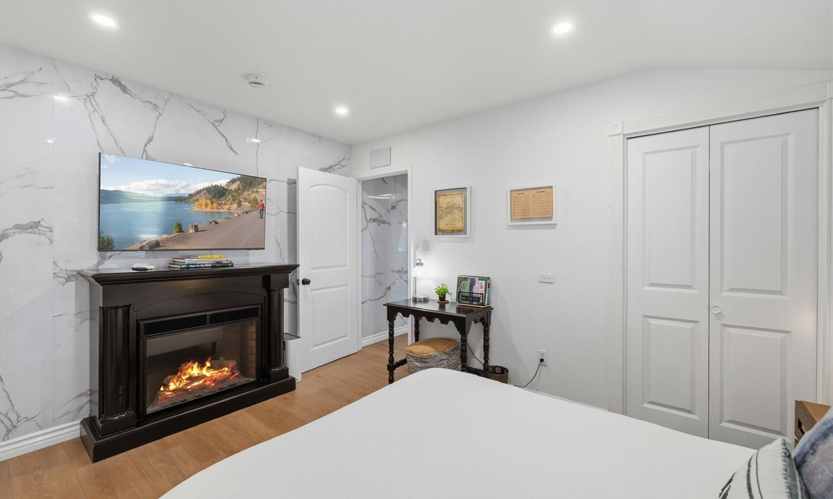 Simi Valley House | Modern Guest Suite, Fireplace, Patio, BBQ, Parking