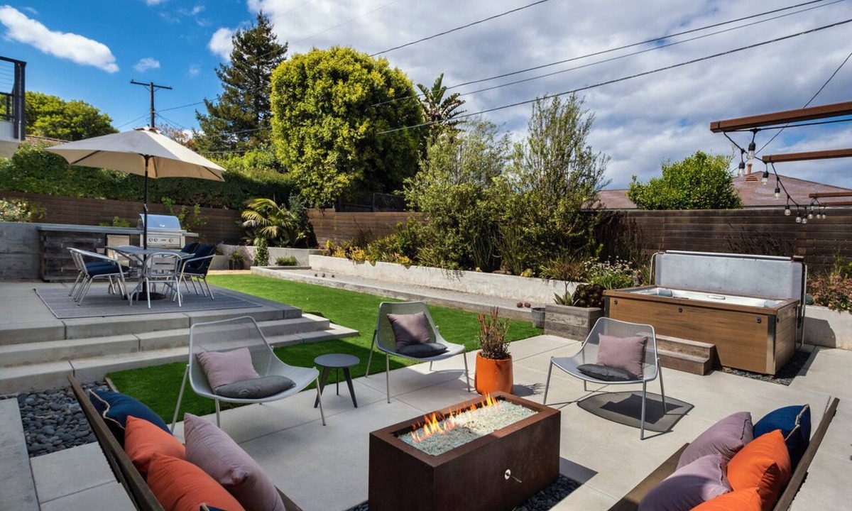 East Mesa House | Modern Sea Escape - with A/C, steps to Shoreline Park, beach, Hot tub, Bocce Ball, Dog OK