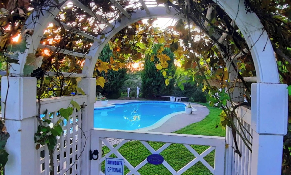 Philomont Bed & Breakfast | Monet HoneymoonSuite in villa.Elegant Lrg 2rm w/balcony, jacuzzi n phenom.view.