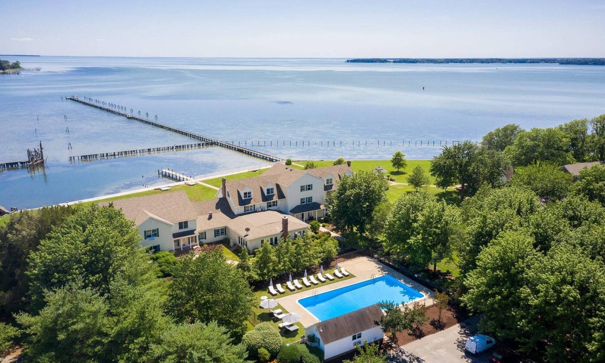 Royal Oak House | Moofy's Farmhouse: Main Lodge ; Private Waterfront Retreat Center, New Reno on 18 Acres