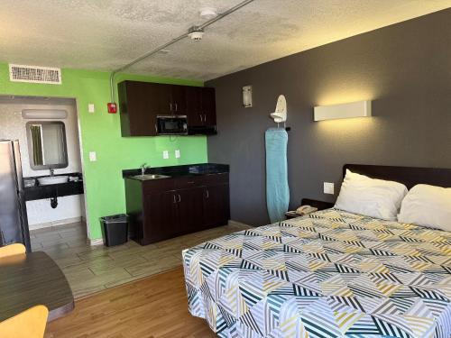 Barstow Hotel | Motel 6-Barstow, CA