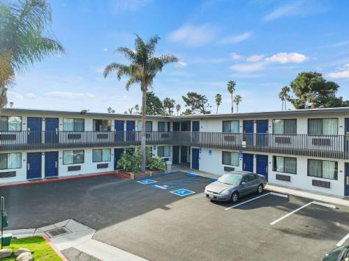 Pierpont Bay Hotel | Motel 6-Ventura, CA - Beach
