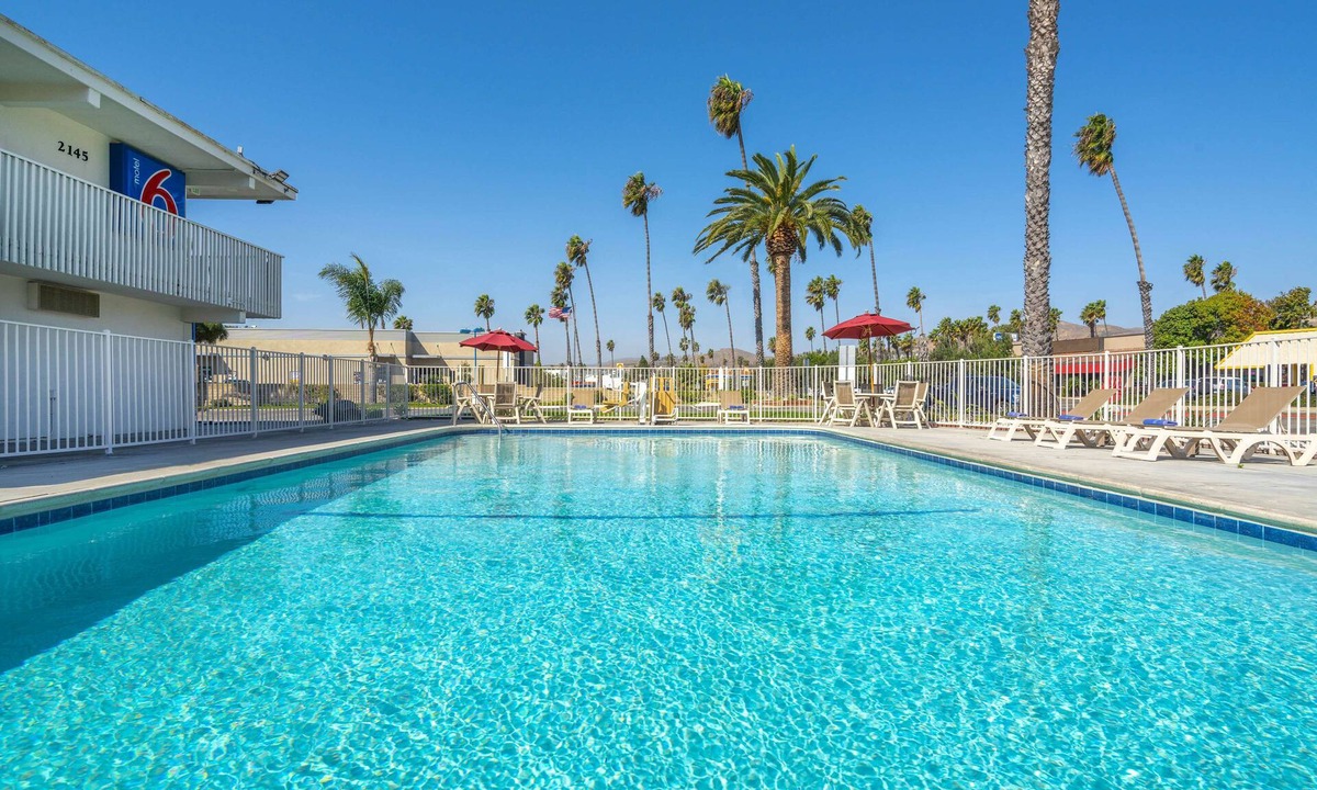Pierpont Bay Hotel | Motel 6 Ventura, CA - Beach