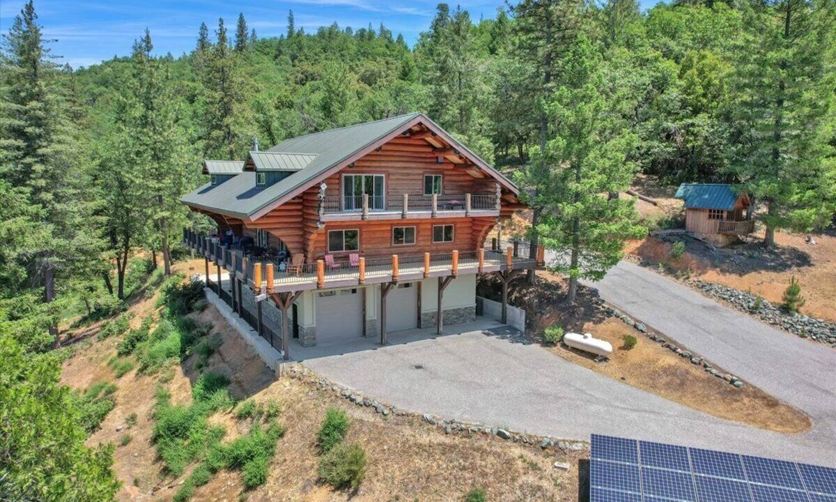 Cedar Ridge Villa | Mount Chalet sleeps 24 in marvelous Grass Valley with WiFi, and Generator