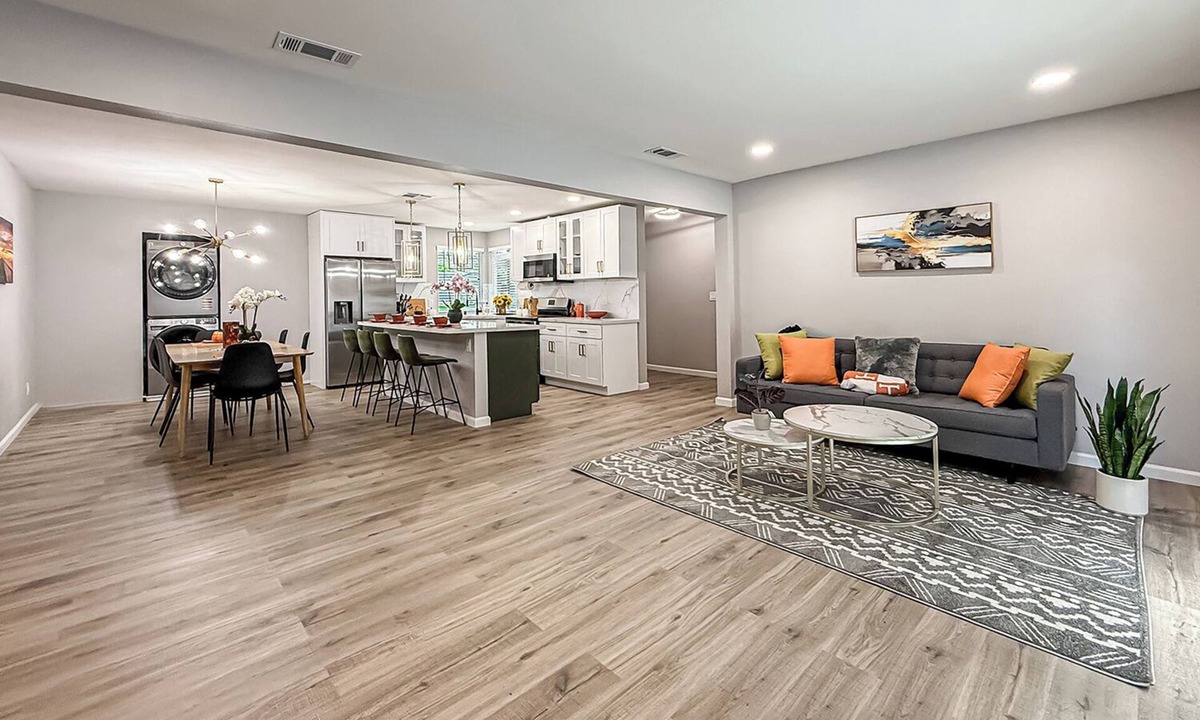 Simi Valley House | Mountain Views and Breeze Spacious Home with In law Suite 20 mins Ventura Beach