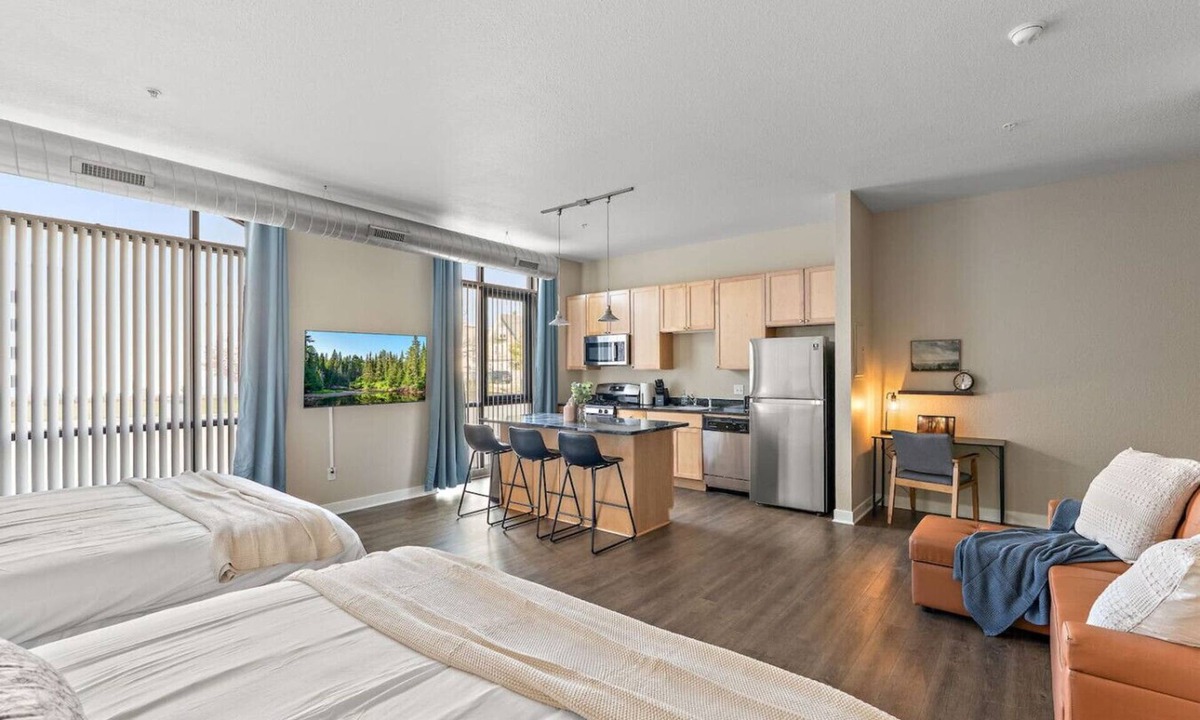 Downtown Minneapolis Apartment | MSP Voyager | By Childrens Hospital | Free Parking