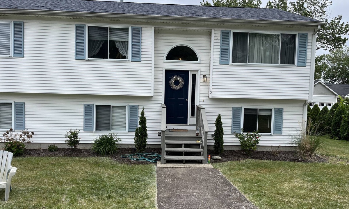 Bonnet Shores House | Narragansett Bonnet Shores Vacation Rental 5 Bed 2 bath CentralAir on main level