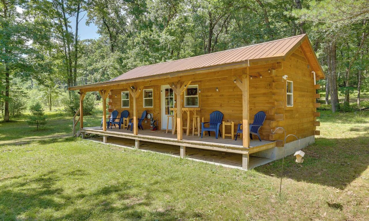 Warrens Cabin | Near Trails, Lakes, Parks! Country Cabin