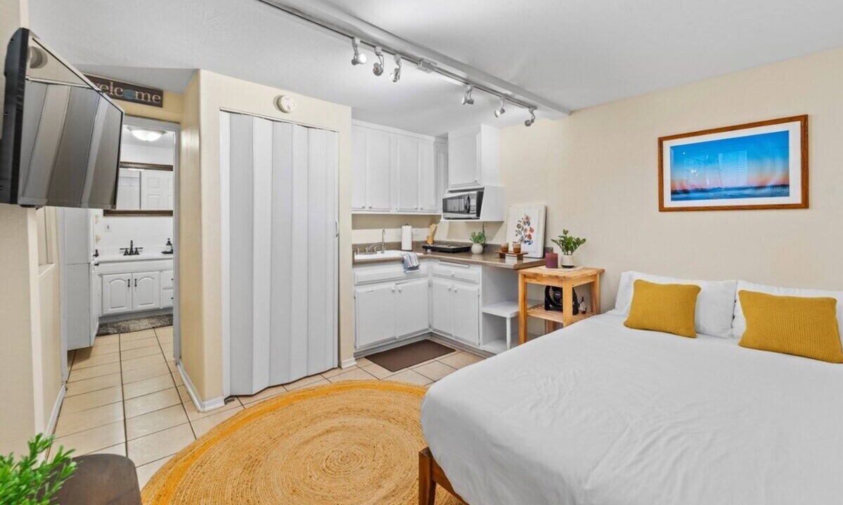 Ventura Apartment | Netflix, Stocked Kitchenette, Beach Gear