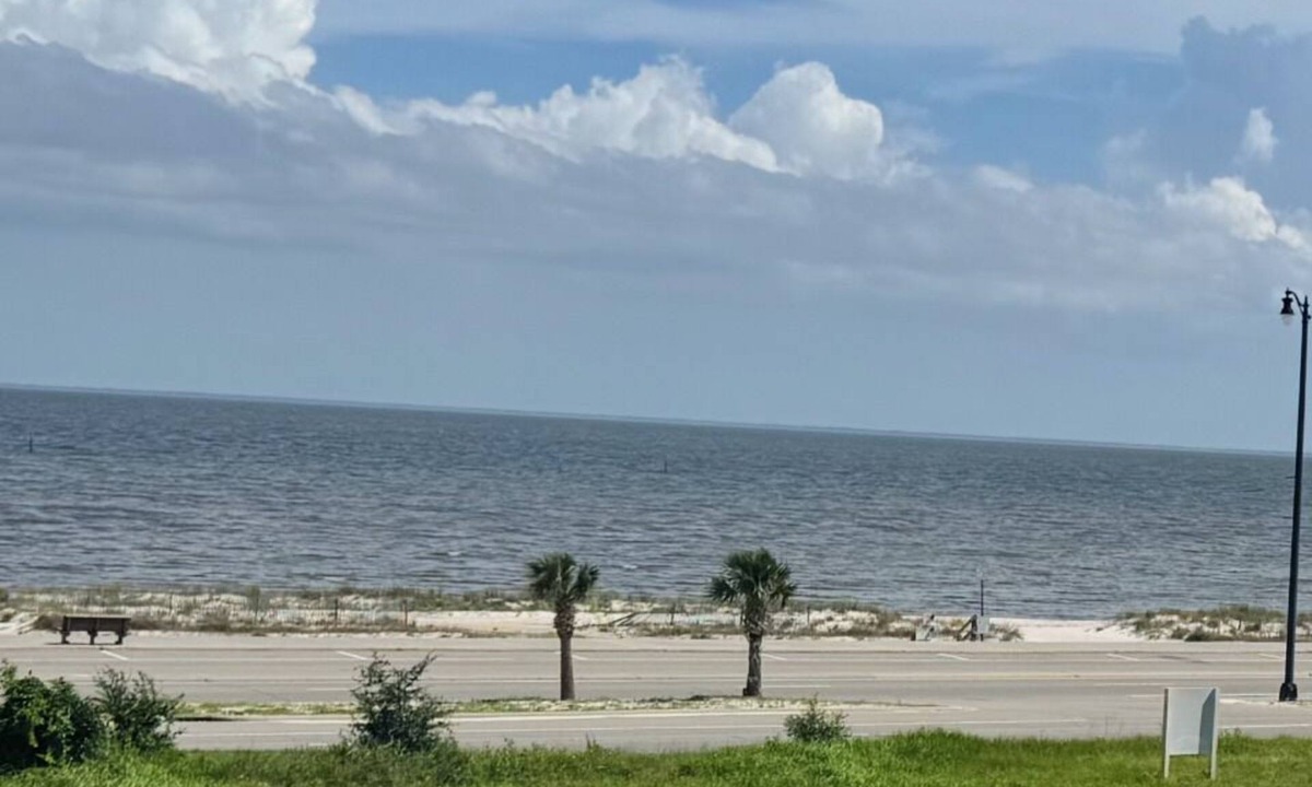 Gulfport House | New 3-bedroom Beach house! Island View casino, 15 Minutes to Gulfport Complex.