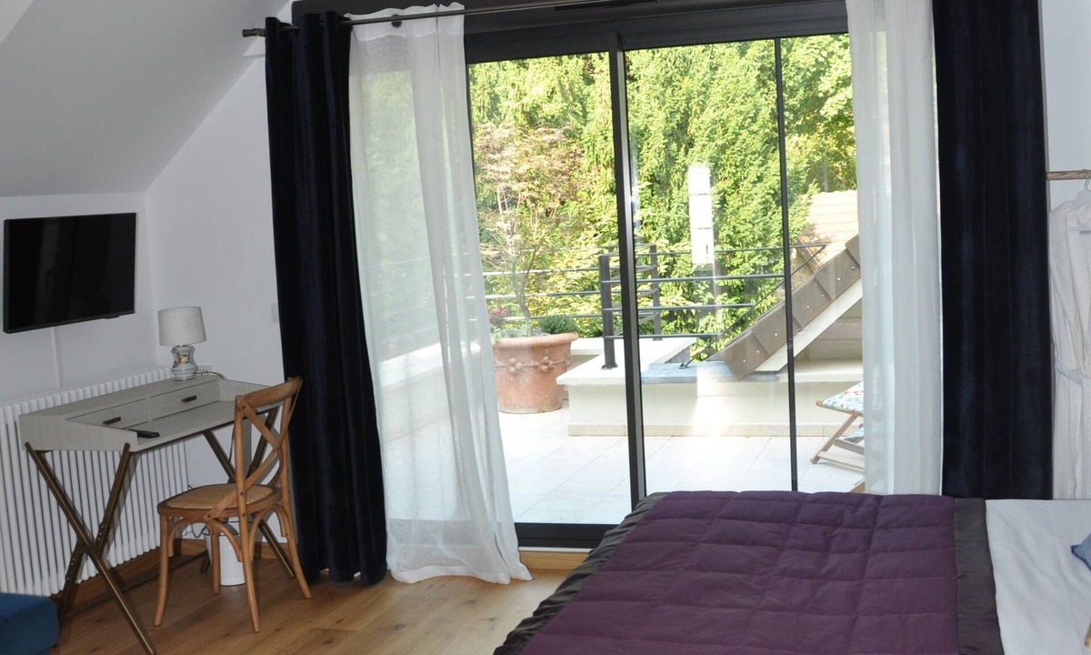 L'Isle-Adam House | New - Bed and Breakfast and rooftop - center of L'isle Adam - Le clos de l'Isle