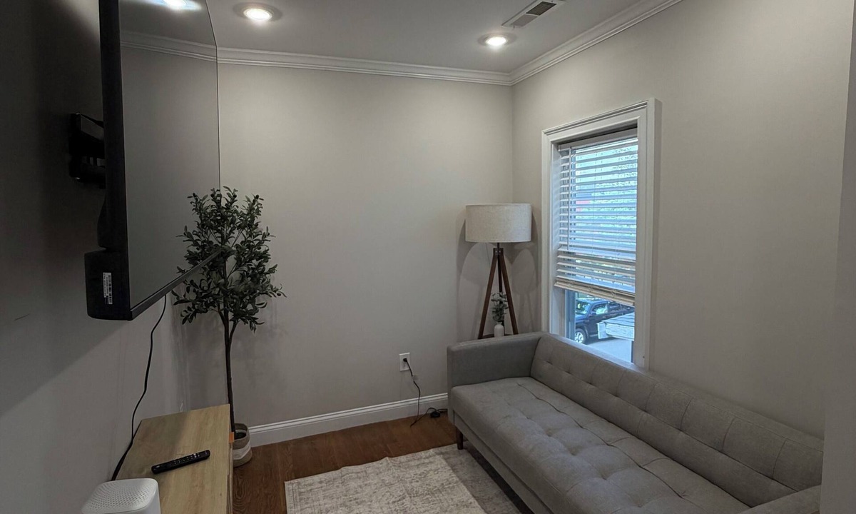 East Somerville Apartment | New - Cozy 2br - Near Union Sq - Family Friendly