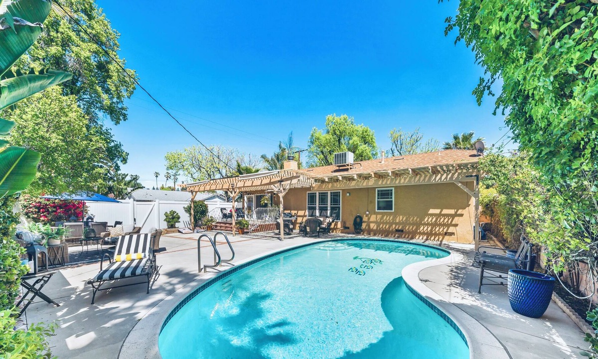 Northridge House | New gorgeous Designer Furnished 3 bedroom/ Free Heated pool with Barbecue..