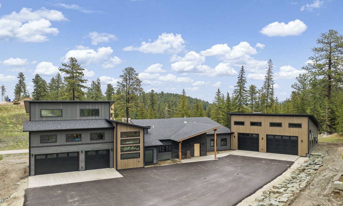 Lead Cabin | New in Powder House! Pet Friendly, 4 Ensuites, Iconic Wraparound Deck